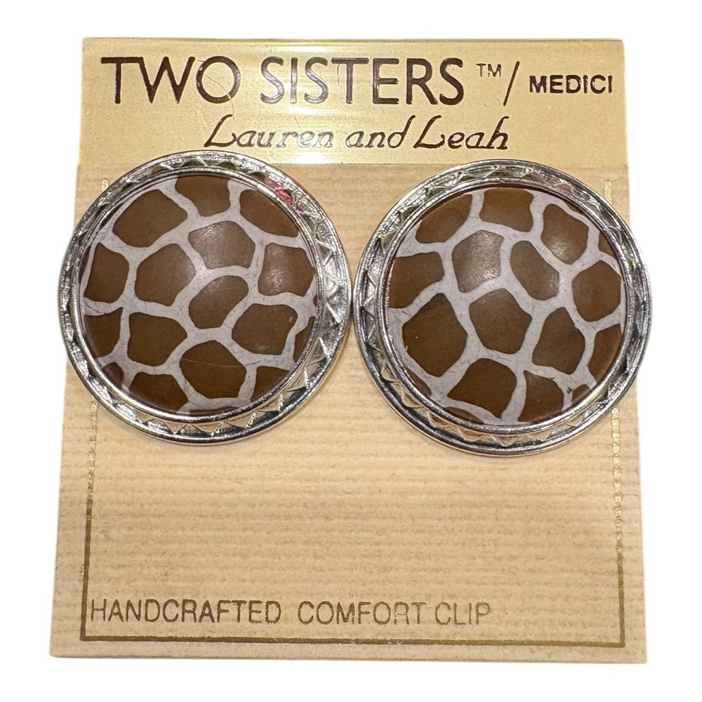 Two Sisters / Medici Lauren & Leah Giraffe Print Clip-On Earrings J19